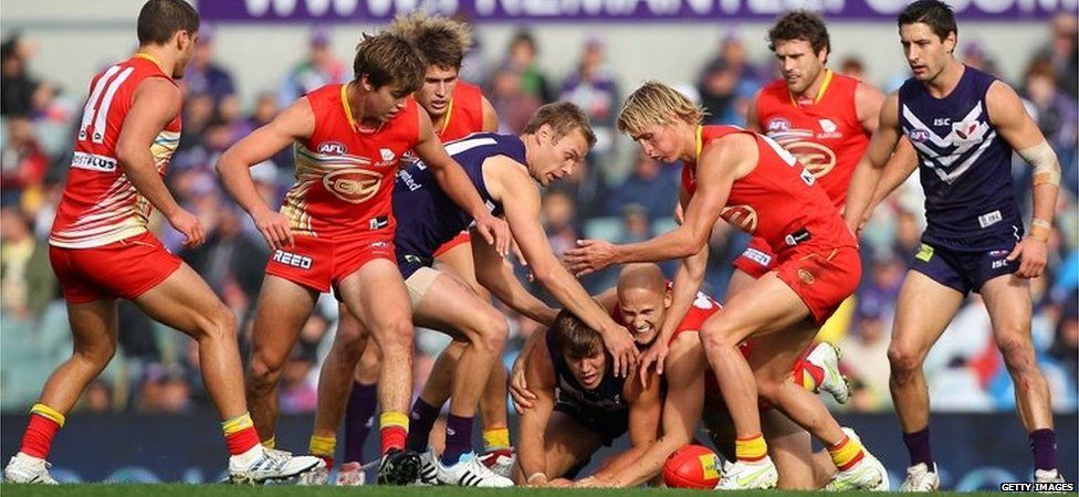 Fremantle Dockers and the Gold Coast Suns at Patersons Stadium in Perth (July 2011)