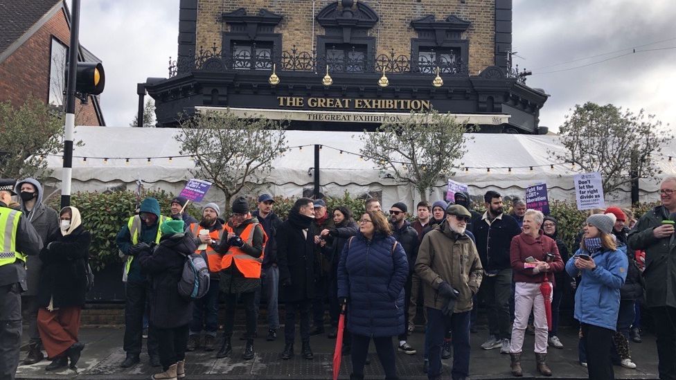 Counter protesters basal   extracurricular  The Great Exhibition pub successful  East Dulwich.