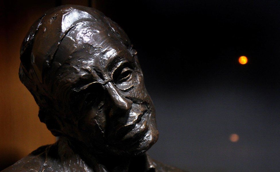 Bust of Stephen Hawking