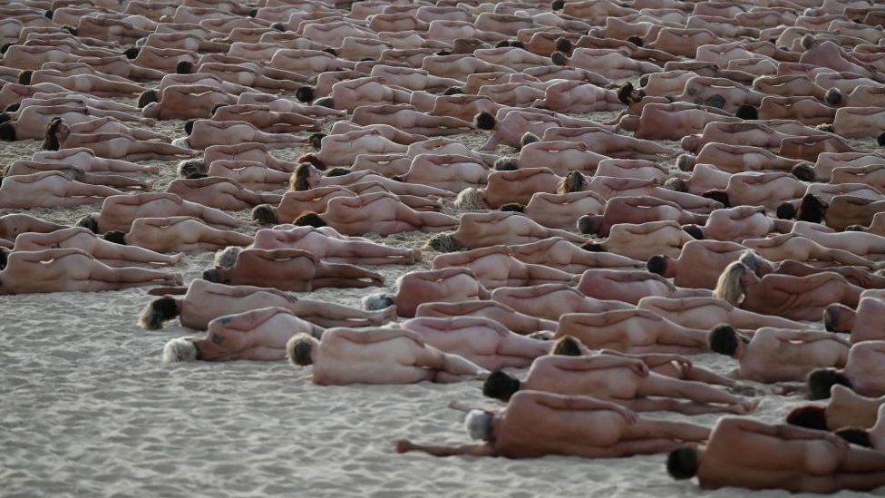 Люди позируют обнаженными на пляже Бонди, Австралия