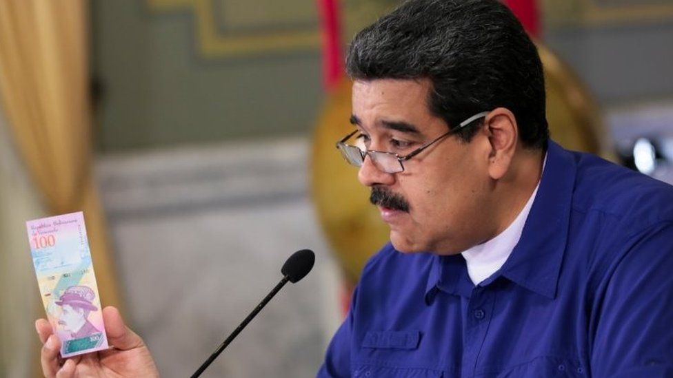 Venezuela's President Nicolas Maduro holds a bank note of the new Venezuela's currency Bolivar Soberano (Sovereign Bolivar) as he speaks during a meeting with ministers at Miraflores Palace in Caracas, Venezuela 25 July, 2018.