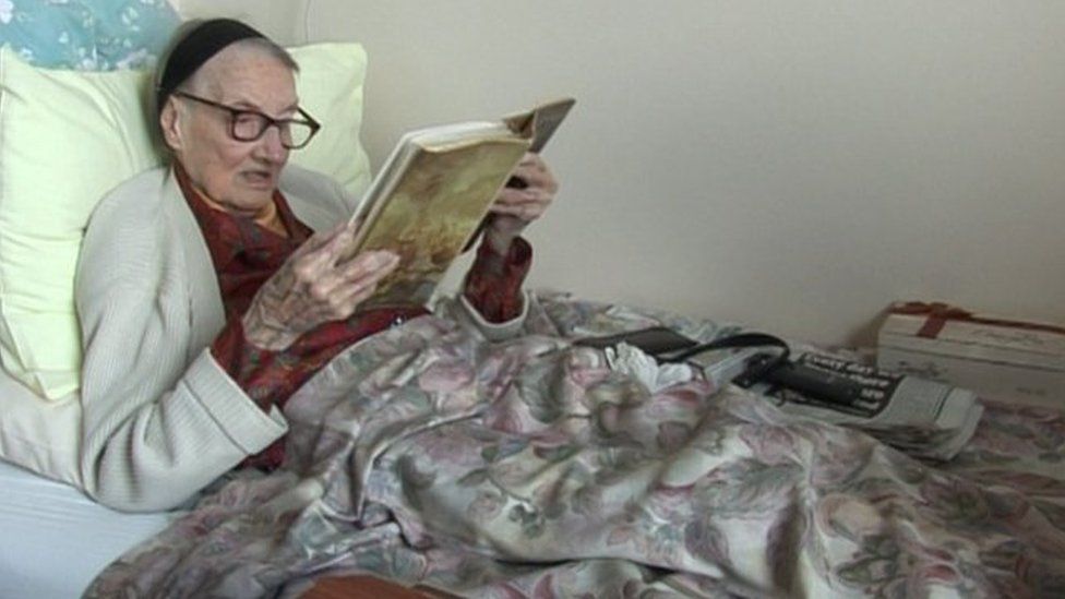 Пожилая женщина читает