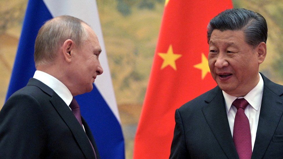 Vladimir Putin and Xi Jinping shaking hands