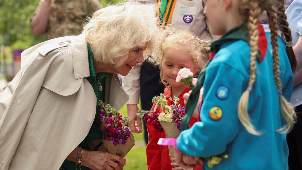 Queen speaking with children in Enniskillen