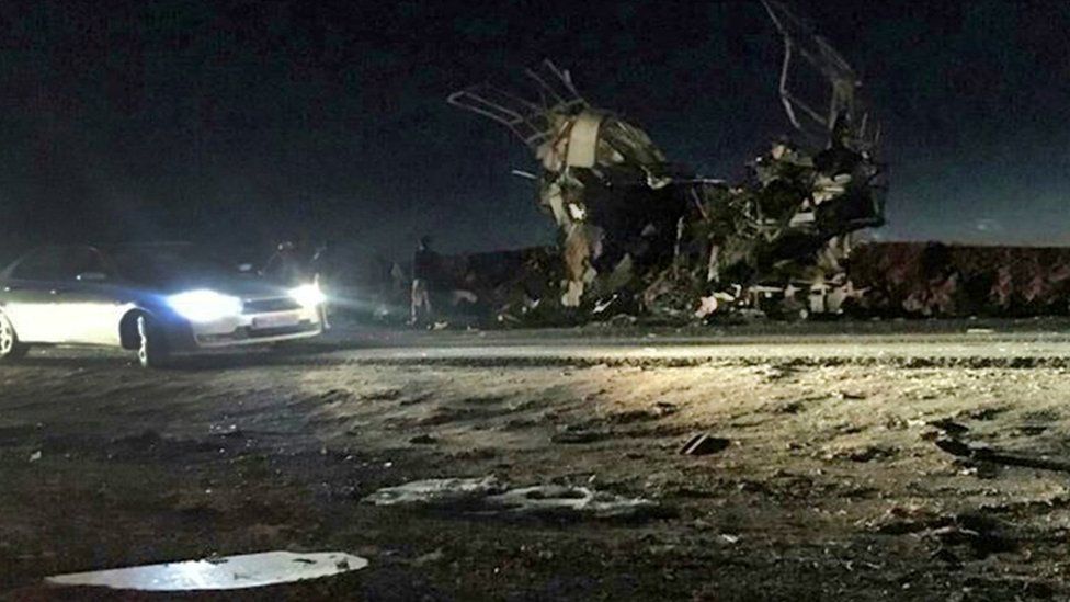На фотографии, опубликованной иранским информационным агентством «Фарс», якобы видны остатки автобуса, подвергшегося нападению террориста-смертника на юго-востоке Ирана 13 февраля 2019 г.