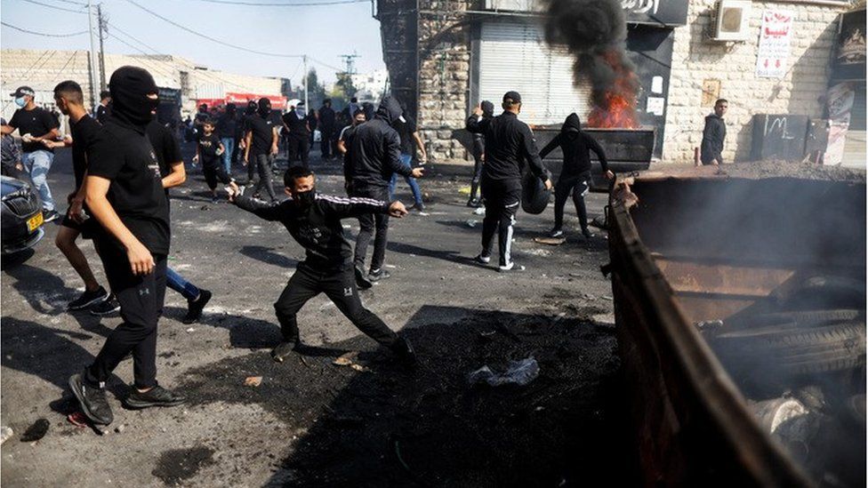 Палестинцы противостоят израильским силам в Шуафате, Восточный Иерусалим (10.12.22)