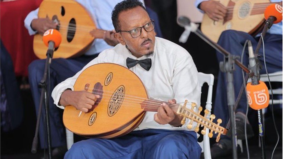 A member of the orchestra playing the oud