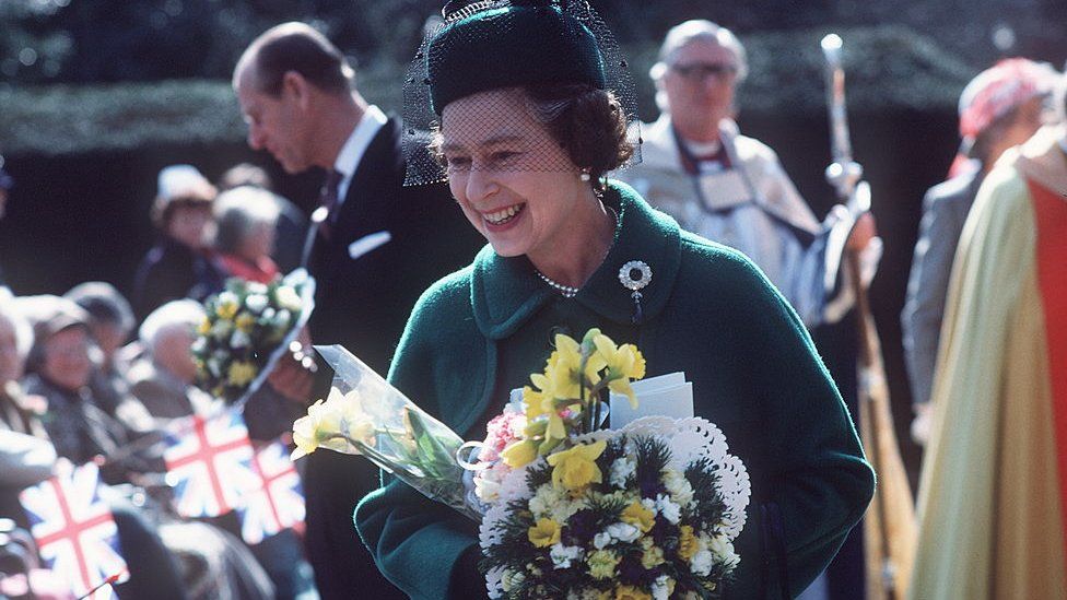 The Queen Holding A Nosegay ( Posy Of Flowers ) At The Maundy Service, Worcester in 1980