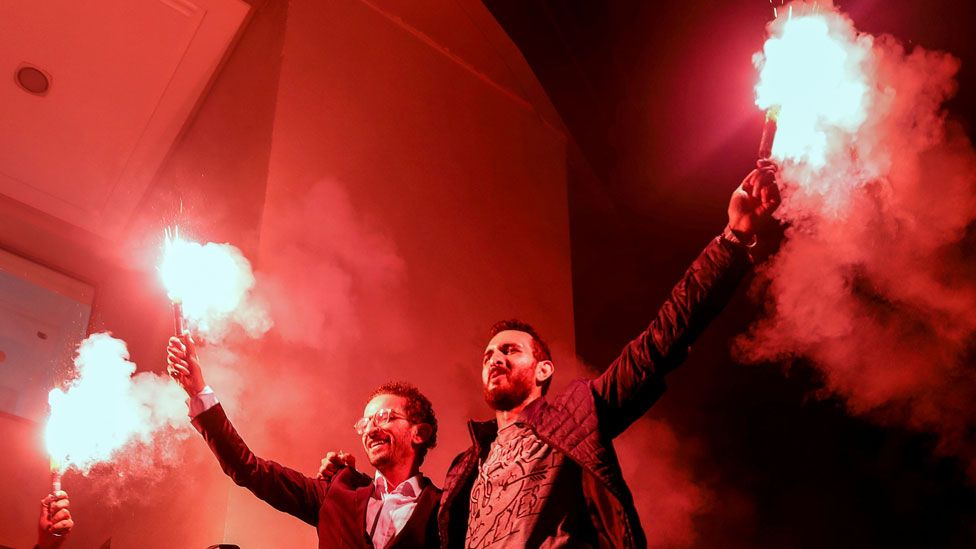 Сторонники кандидата в президенты Туниса Набиля Каруи празднуют его освобождение, за несколько дней до второго тура воскресных выборов в Тунисе, Тунис, 9 октября 2019 года.