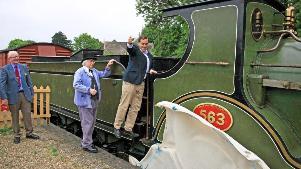 Railway Children Locomotive No 563 unveiled at Swanage Railway - BBC News