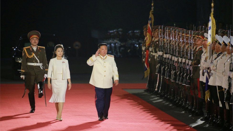 Северокорейский лидер Ким Чен Ын принимает участие в ночном военном параде в честь 90-летие со дня основания Корейской народно-революционной армии в Пхеньяне, Северная Корея, на этой недатированной фотографии, опубликованной Северокорейским центральным информационным агентством (ЦТАК) 26 апреля 2022 года.