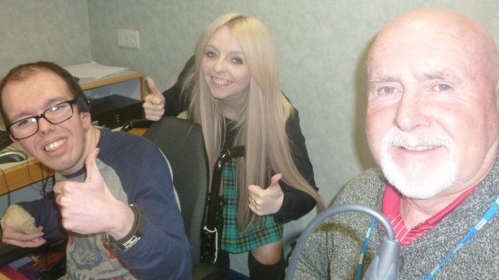 Radio Ysbyty Gwynedd yn dathlu 40 mlynedd o ddarlledu BBC Cymru Fyw