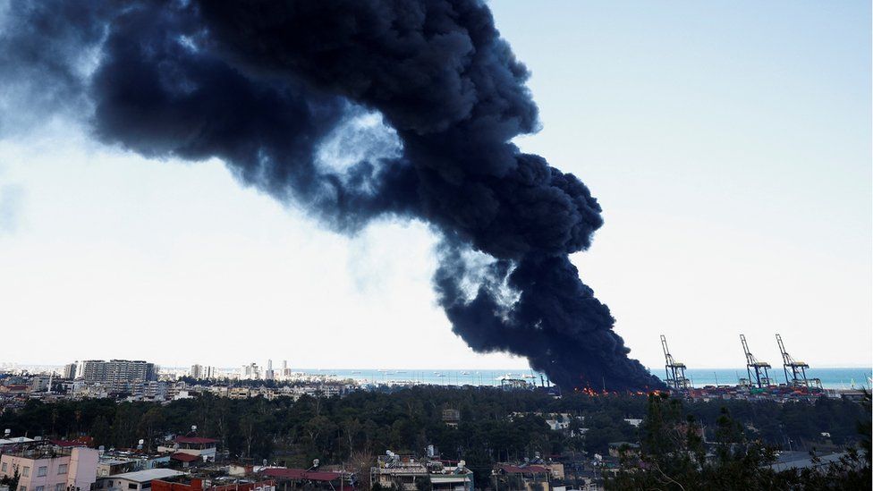 Khói bốc lên từ đám cháy tại cảng Iskenderun sau trận động đất ở Thổ Nhĩ Kỳ