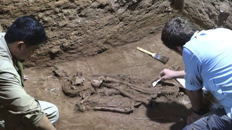 Раскопки тела возрастом 31 000 лет