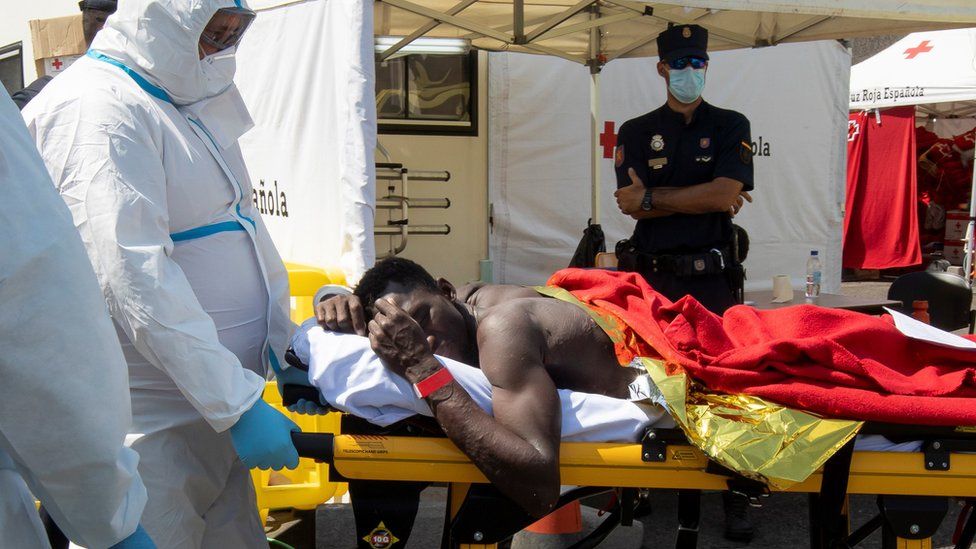 A migrant in critical condition is evacuated to Las Palmas de Gran Canaria hospitals
