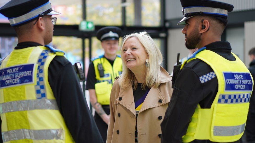 Tracy Brabin with PCSOs at bus station