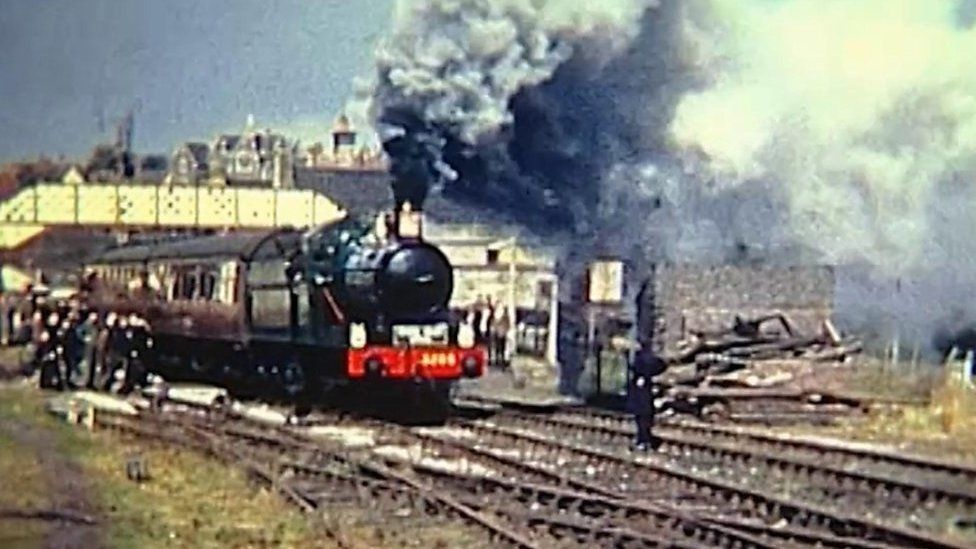 Locomotive leaves Bridgnorth