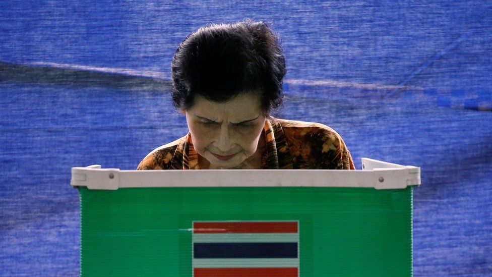 A Thai woman casts her ballot at a polling station during a constitutional referendum vote in Bangkok, Thailand August 7, 2016