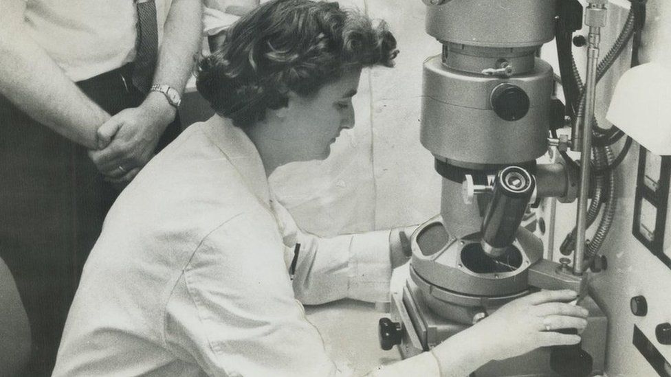 June Almeida with her electron microscope at the Ontario Cancer Institute in Toronto in 1963