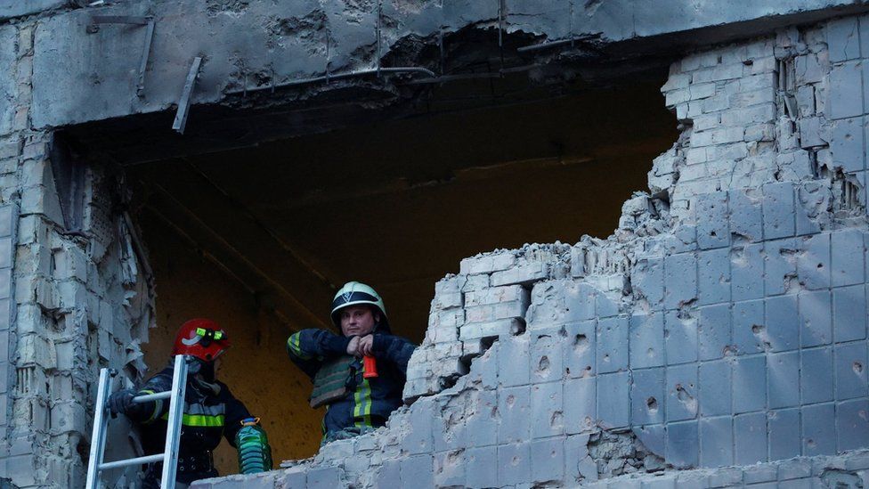 Rescuers inspect a building damaged during a Russian drone attack in Kyiv, Ukraine. Photo: 28 May 2023