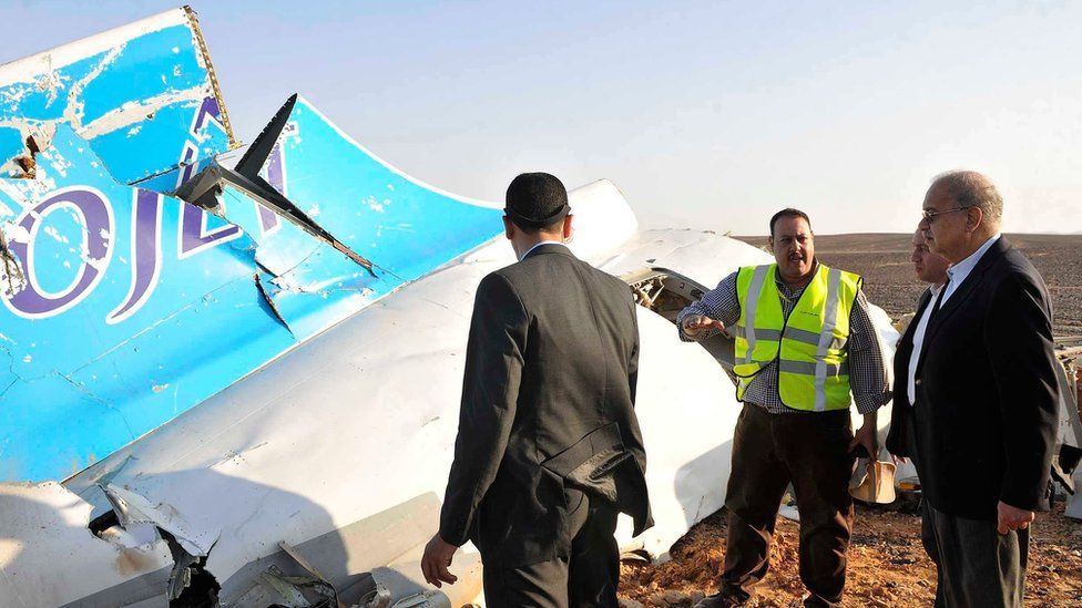 Egyptian PM Sherif Ismail (r) looks at the remains of the crashed passenger jet