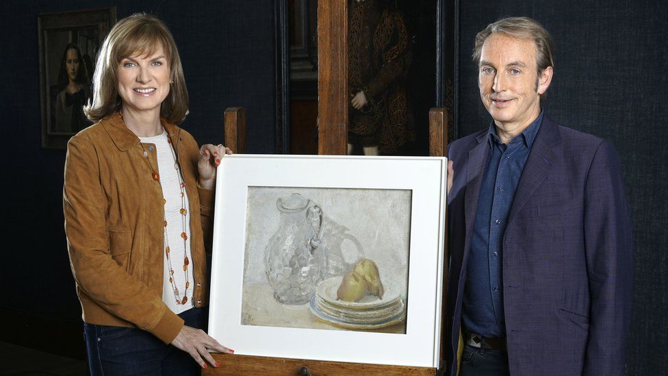 Philip Mould and Fiona Bruce with the painting