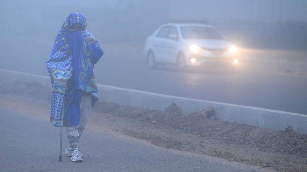 НЬЮ-ДЕЛИ, ИНДИЯ, 8 ЯНВАРЯ: Жители Дели выдерживают сильный утренний туман и зимний холод в Дварке, 8 января 2023 года, Нью-Дели, Индия. IMD в Дели сообщил, что минимальные температуры находились в диапазоне от 1 ° C до 5 ° C на равнинах северо-западной Индии.