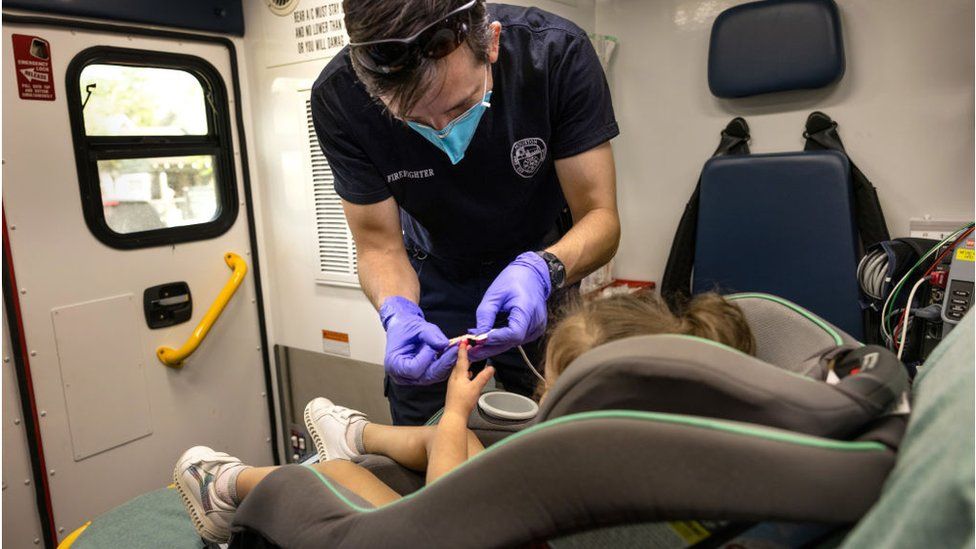 Больной ребенок из Хьюстона, штат Техас, доставлен в больницу после положительного результата теста на Covid
