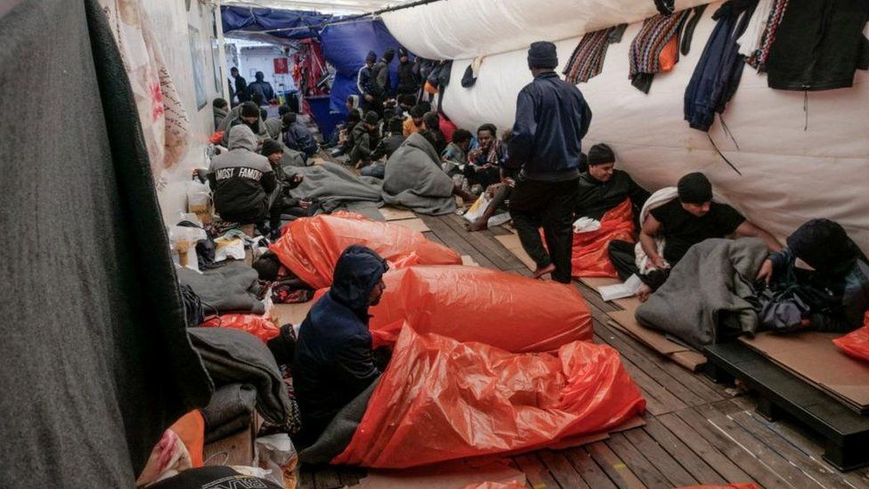 Мигранты спят на палубе спасательного корабля НПО Ocean Viking, 6 ноября
