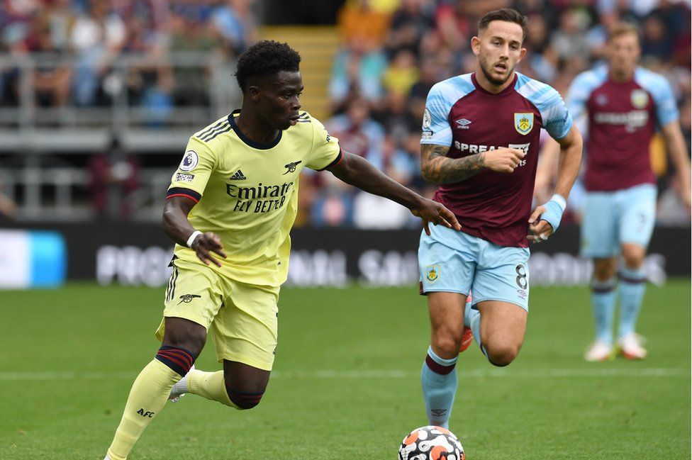 Bukayo Saka runs with ball at game at Burnley