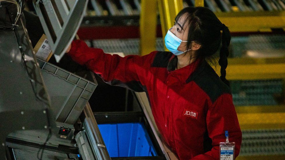 Женщина работает в логистическом центре Jingdong на юге Пекина, одном из крупнейших в Азии.