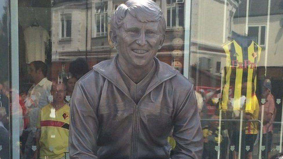 Graham Taylor's wife and daughter pictured with his statue