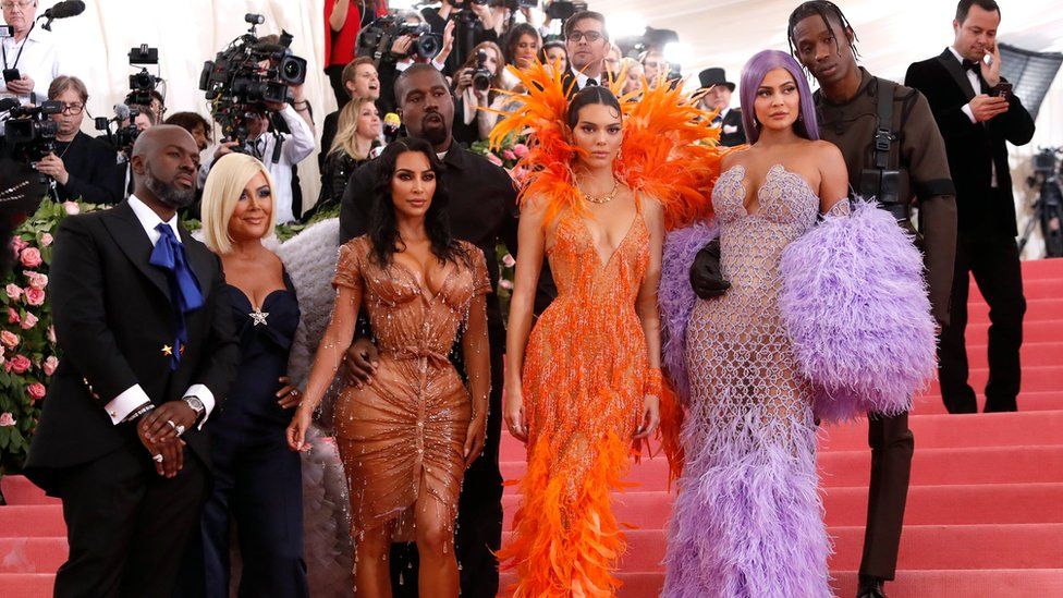 Corey Gamble, Kris Jenner, Kanye West, Kim Kardashian West, Kendall Jenner, Kylie Jenner na Travis Scott walipowasili kwenye tamasha la 2019 la Met