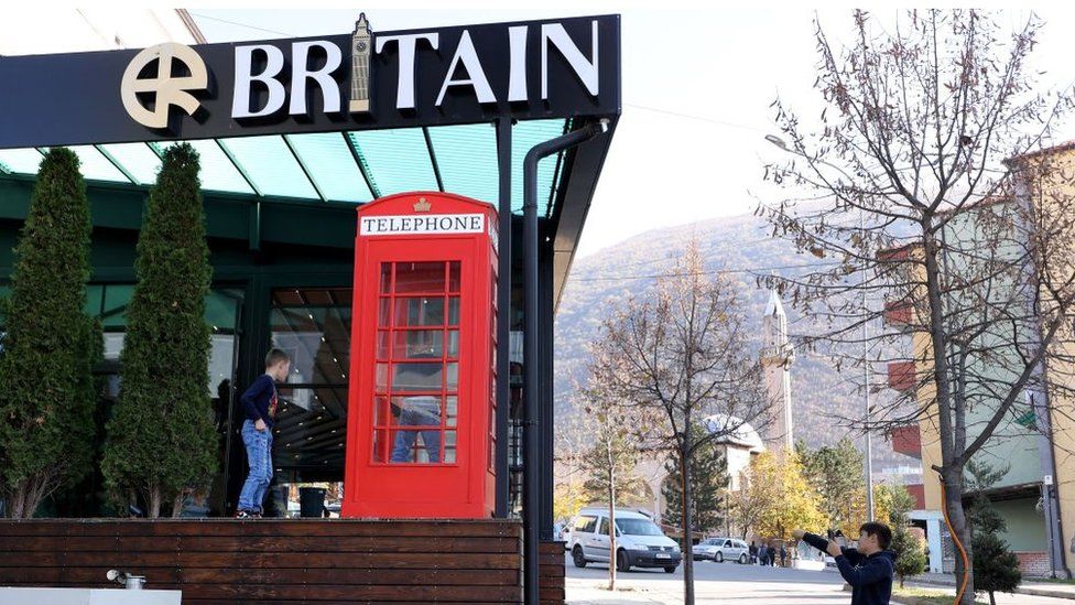 Një kafene e quajtur "Britani" në qytetin e vogël verior shqiptar të Krumës