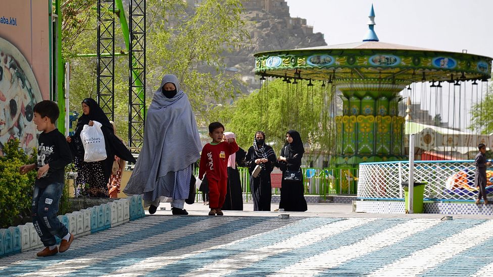 Афганцы посещают парк развлечений в Кабуле, 28 марта 2022 г.
