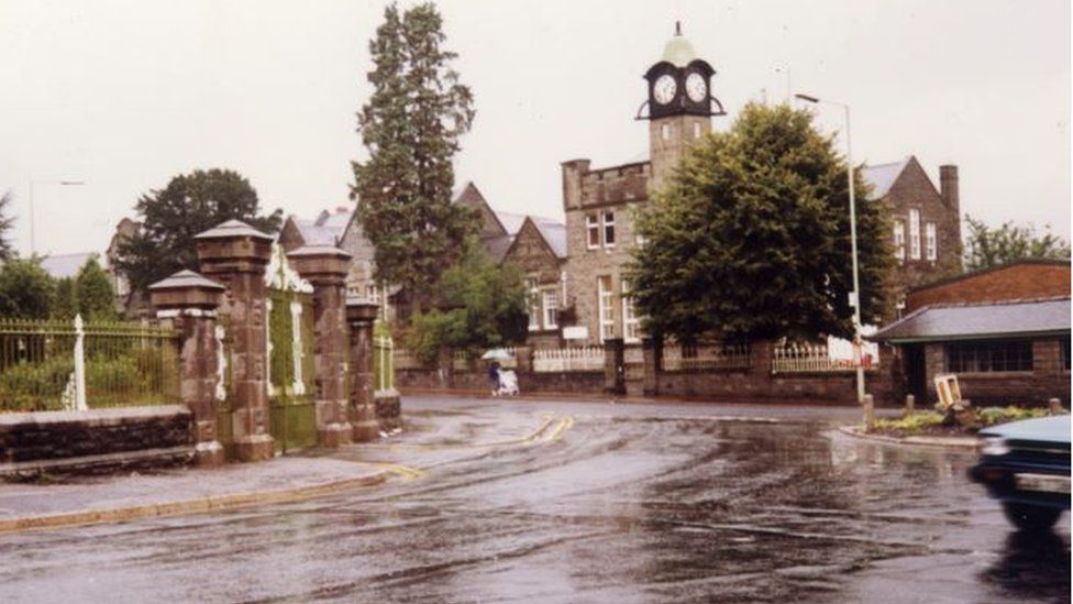 An 80s pic of Aberdare Park main gates