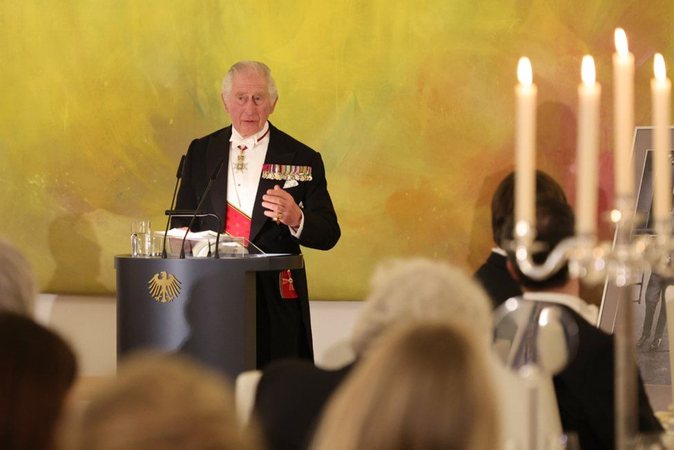 Король Великобритании Карл III произносит речь во время государственного банкета в президентском дворце Schloss Bellevue в Берлине, Германия