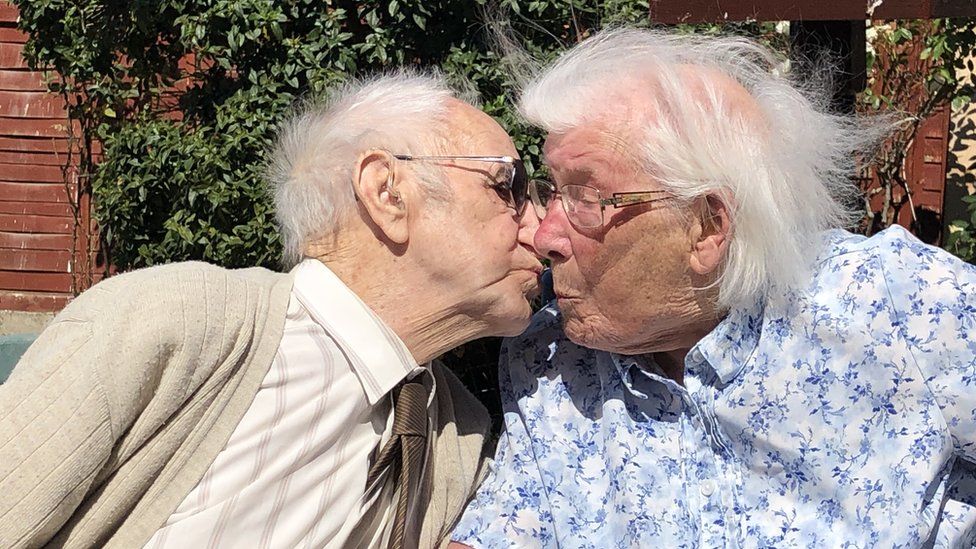 Eightieth wedding anniversary celebrated with kiss - BBC News