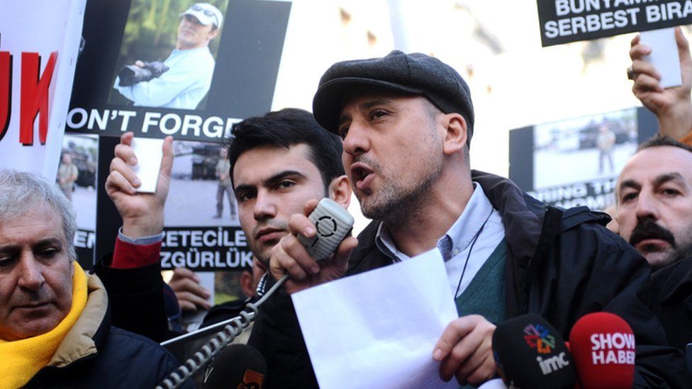 Journalist Ahmet Sik (C) speaks at a media rally for a kidnapped photojournalist, 5 Jan 14