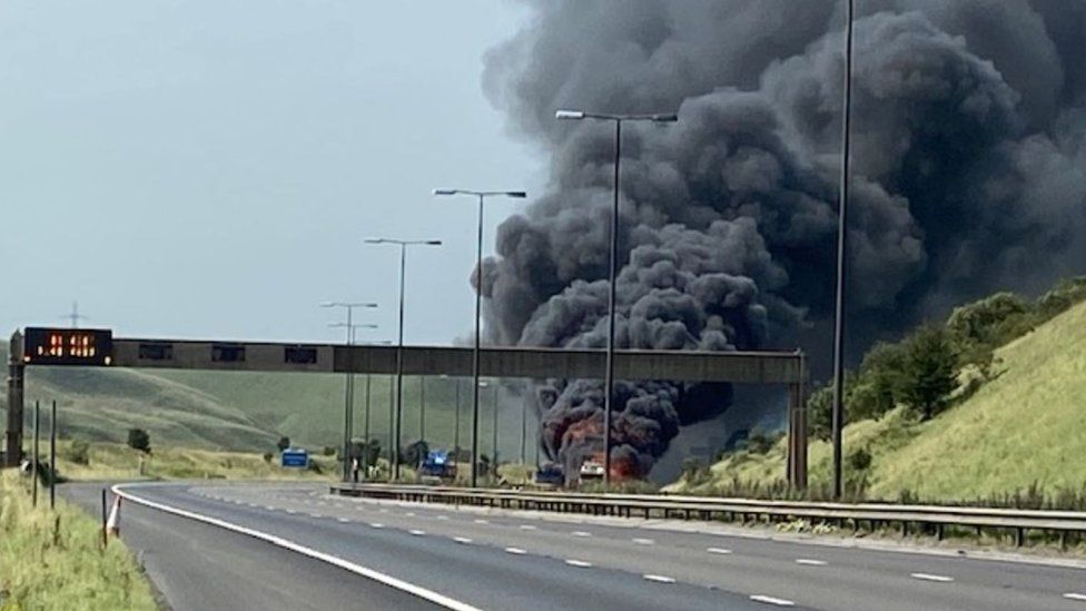 Lorry fire closes M62 in Greater Manchester - BBC News