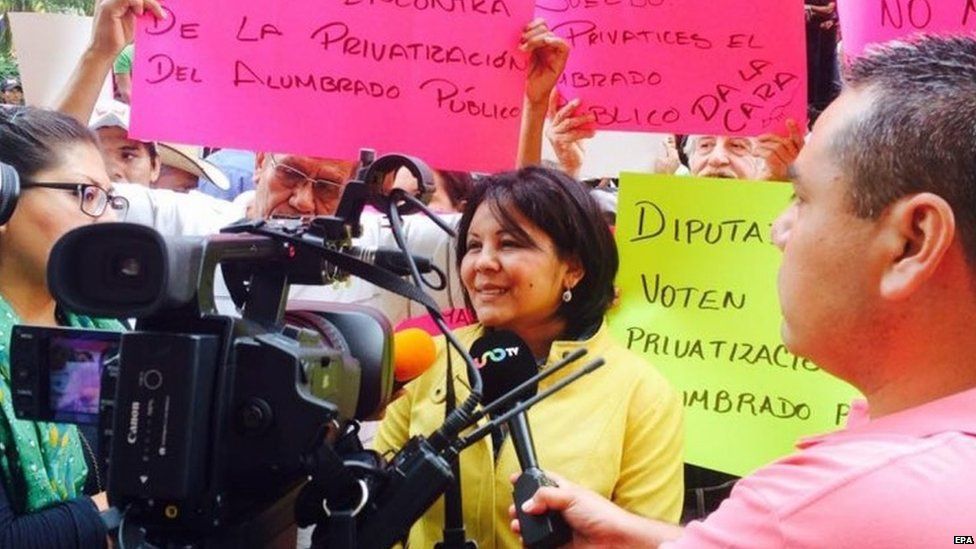 A file picture provided on 02 January 2016 shows Mayor of municipality of Temixco Gisela Mota (C) of the left wing party Partido de la Revolucion Democratica (PRD), speaking with journalists in Temixco, Mexico