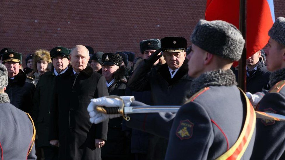 Il Presidente russo Vladimir Putin (C-L) e il Ministro della Difesa Sergei Shoigu (C-R) partecipano a una cerimonia nel Giardino di Alessandro in occasione della Giornata del Difensore della Patria a Mosca, Russia, 23 febbraio 2023.