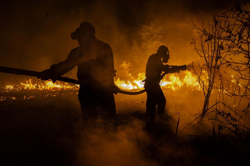 Zjarrfikësit përpiqen të shuajnë një zjarr në torfe dhe fusha të djegura më 23 shtator 2023 në Ogan Ilir, Sumatra e Jugut, Indonezi.