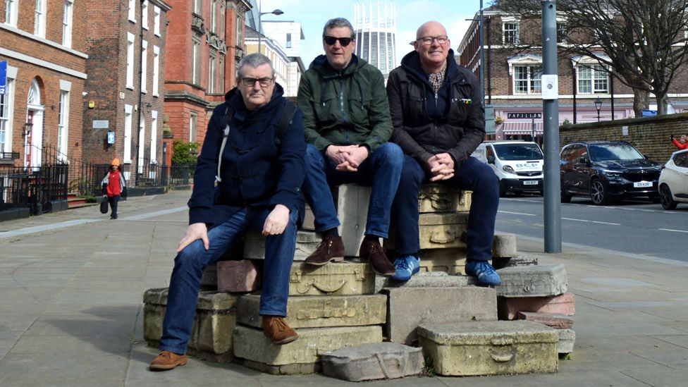 Экскурсоводы Liverpool Music Icons (слева направо) Кит Маллин, Питер Хутон и Брайан Нэш