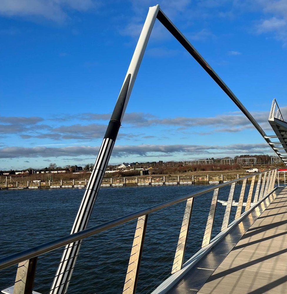 A snapped mast on the Twin Sails Bridge