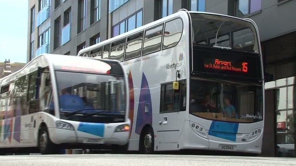 helaas lid Hoofdkwartier Jersey bus driver shortage takes toll on services - BBC News