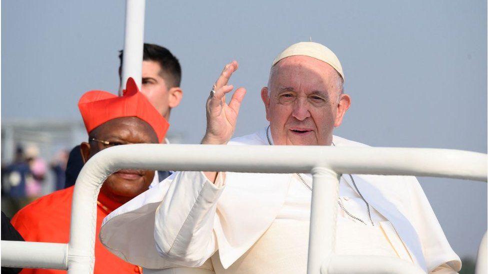 Папа Римский в Киншасе машет рукой