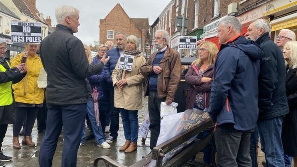 Graham Stuart MP met residents opposed to broadband poles in Hedon on Saturday