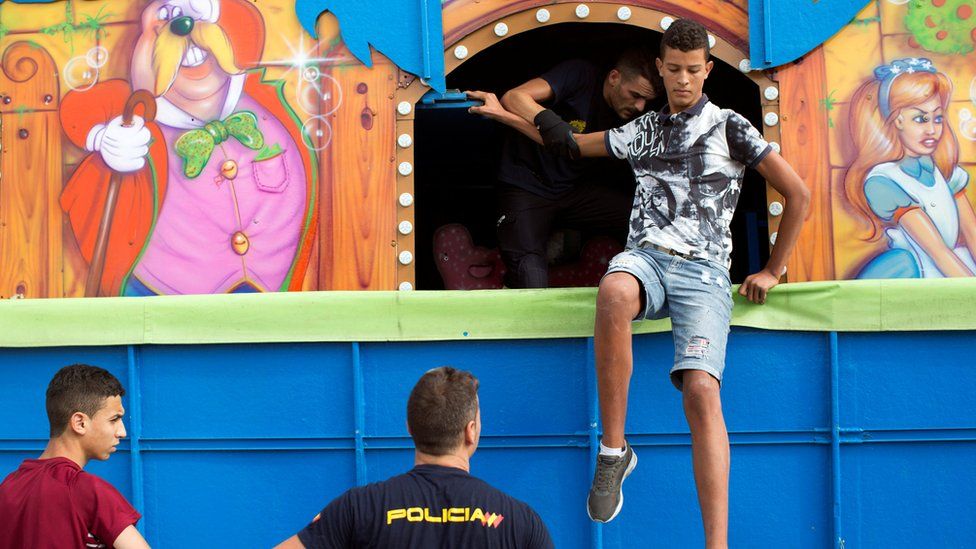 Police detain migrants who hid in fairground lorry in Ceuta, 7 Aug 17