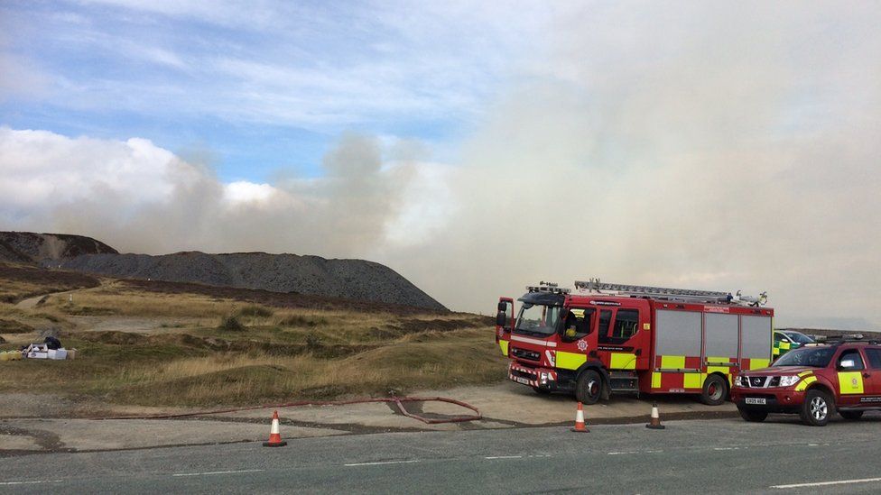 Llantysilio mountain fire 'could have been stopped earlier' - BBC News